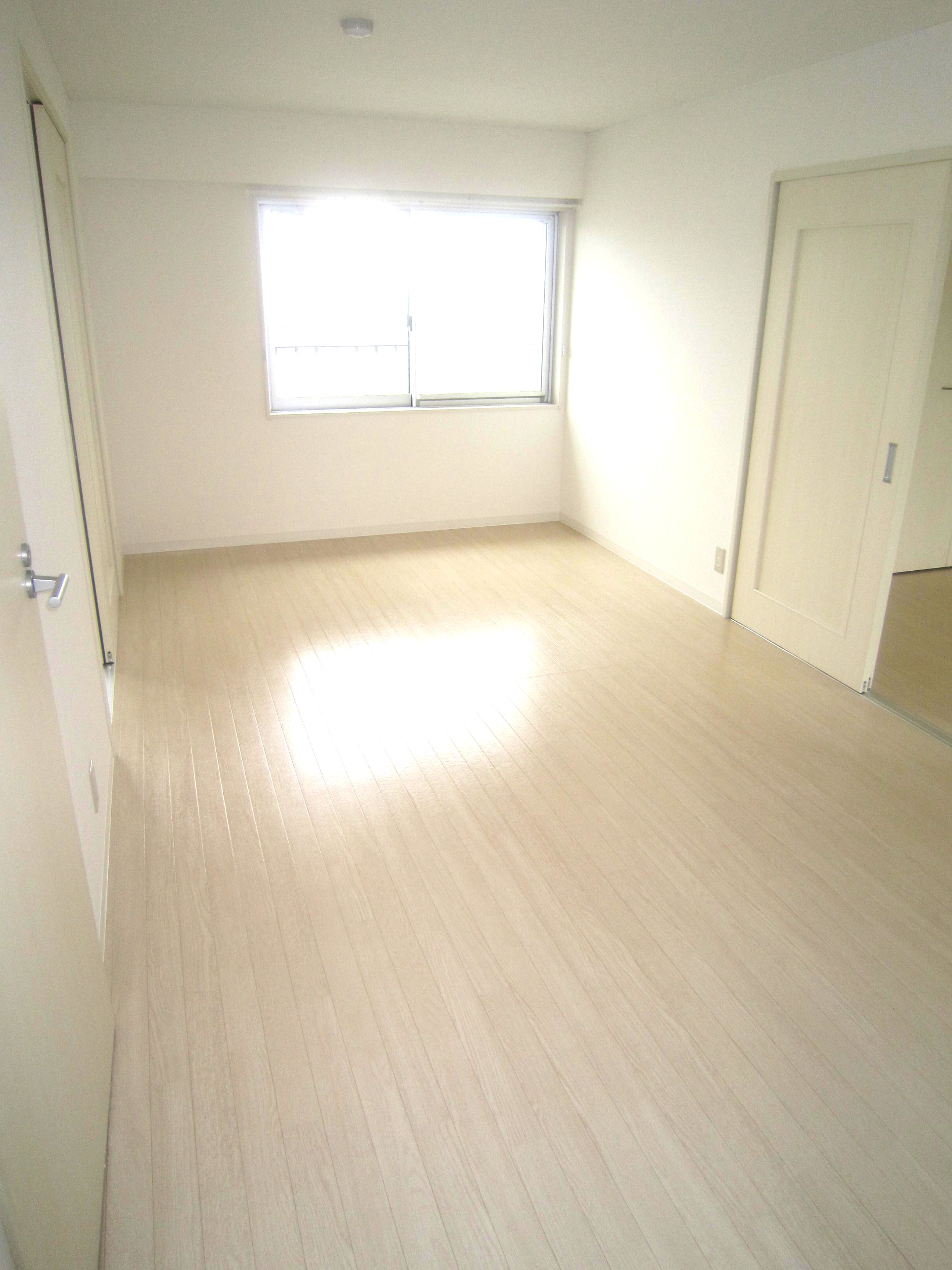 Living and room. Day preeminent. 