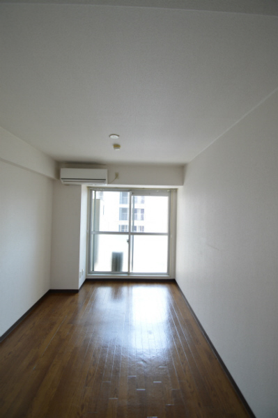 Living and room. 505