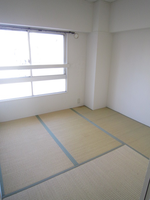 Living and room. After allese-style room looks want. 