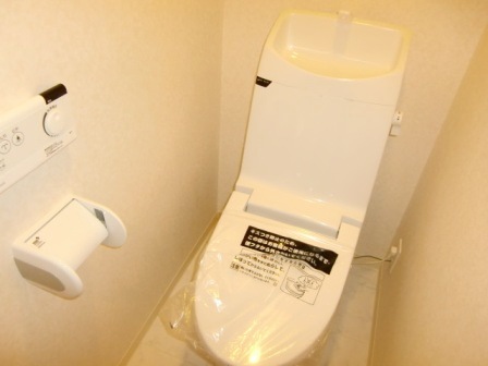 Toilet. Pitattohausu Nishinagahori shop Tel0120-47-4625