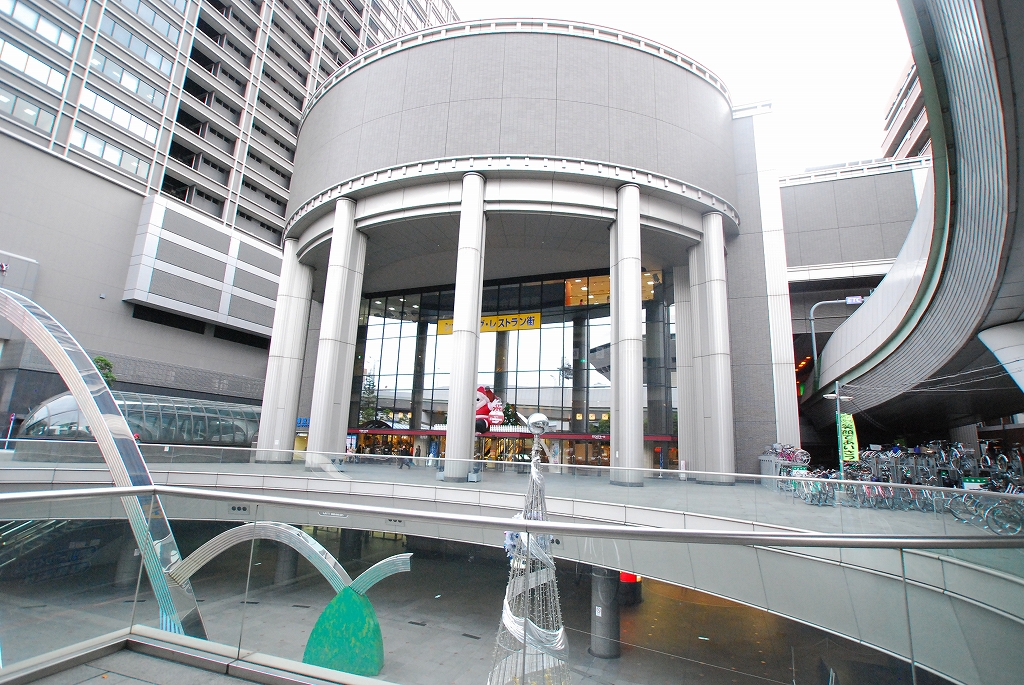 Shopping centre. OCAT 631m until the mall (shopping center)