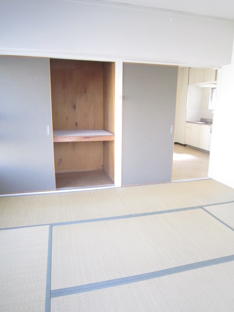 Living and room. Accent cross point. 