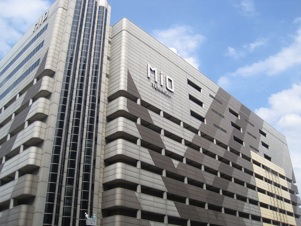 Shopping centre. Tennoji MIO 1000m fashion and gourmet, such as a number of specialty stores enter to Tennoji MIO. Not shopping only, There is a MIO holes, such as exhibitions and seminars will be held, Also gourmet ・ Culture, such as courses (surcharge) is performed, Events are also a large number