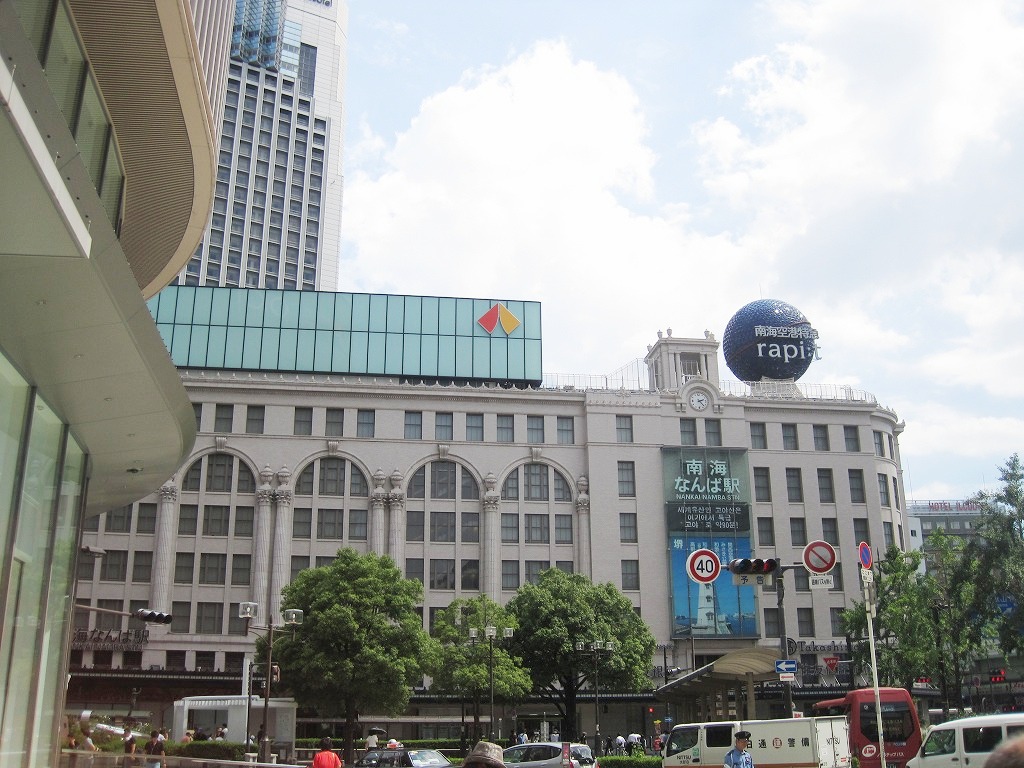 Streets around. The proximity of the bike also to the city center of 1600m Osaka "Minami" until around Namba Station about 8 minutes! business ・ It is because it is so familiar center of leisure, Spend without worrying about the time and the last train. It points that are not essential to urban