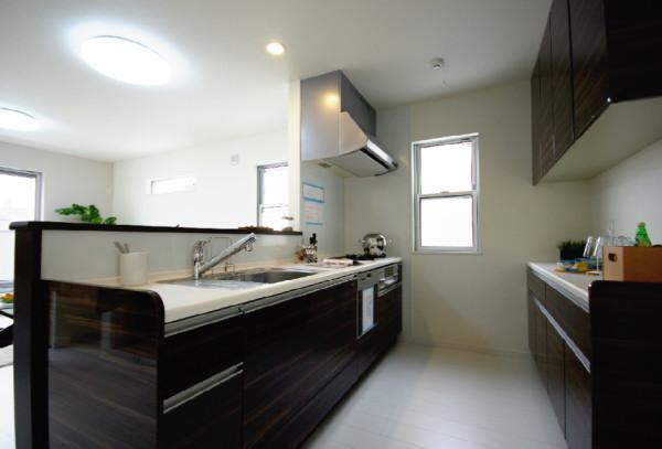 Kitchen. Our construction cases System kitchen wife eyes in pursuit of ease of use and functionality Cup board is standard specification is face-to-face kitchen.