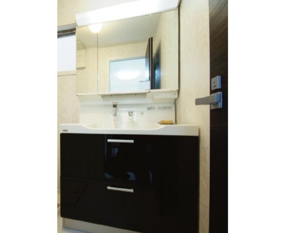 Wash basin, toilet. Plenty of storage in the vanity top and bottom of the drawer of our construction example Yamaha of width 900. Vanity triple mirror type of fully functional.