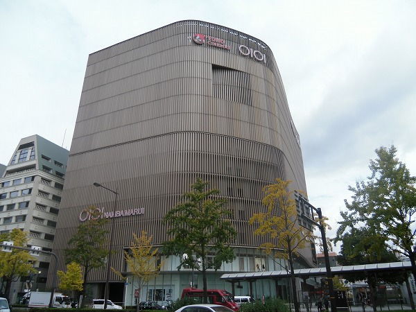 Shopping centre. 600m to Namba Marui (shopping center)