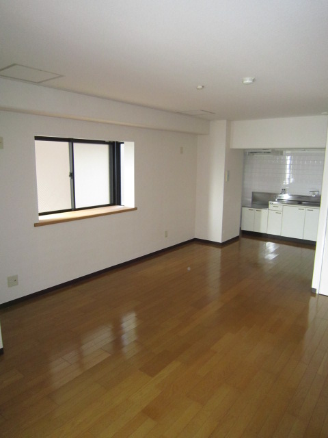 Living and room. Spacious 14 Pledge