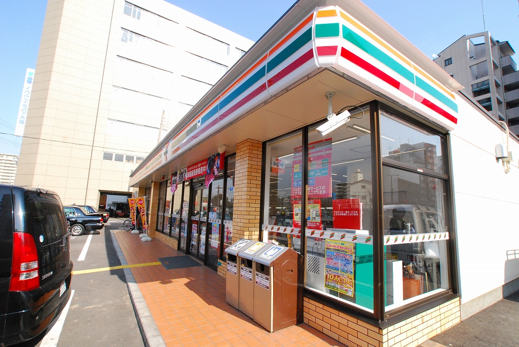 Convenience store. Seven-Eleven (convenience store) up to 100m