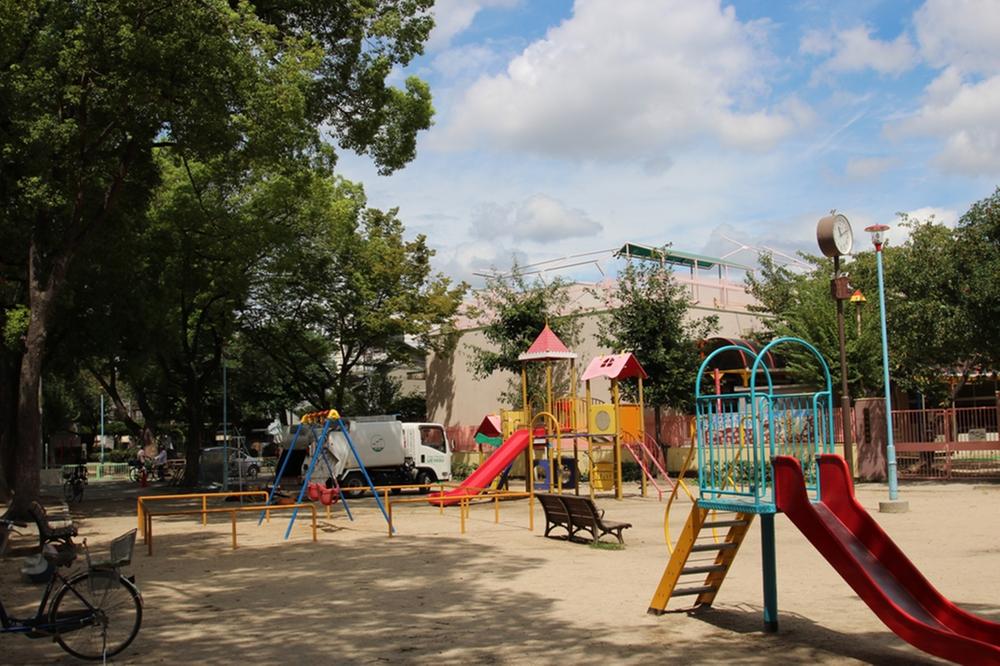 park. 426m until Kujohigashi park