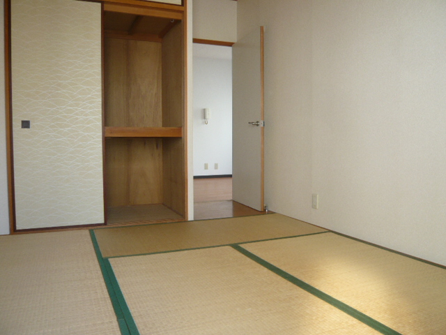 Other room space. Storage capacity is also a patese-style room