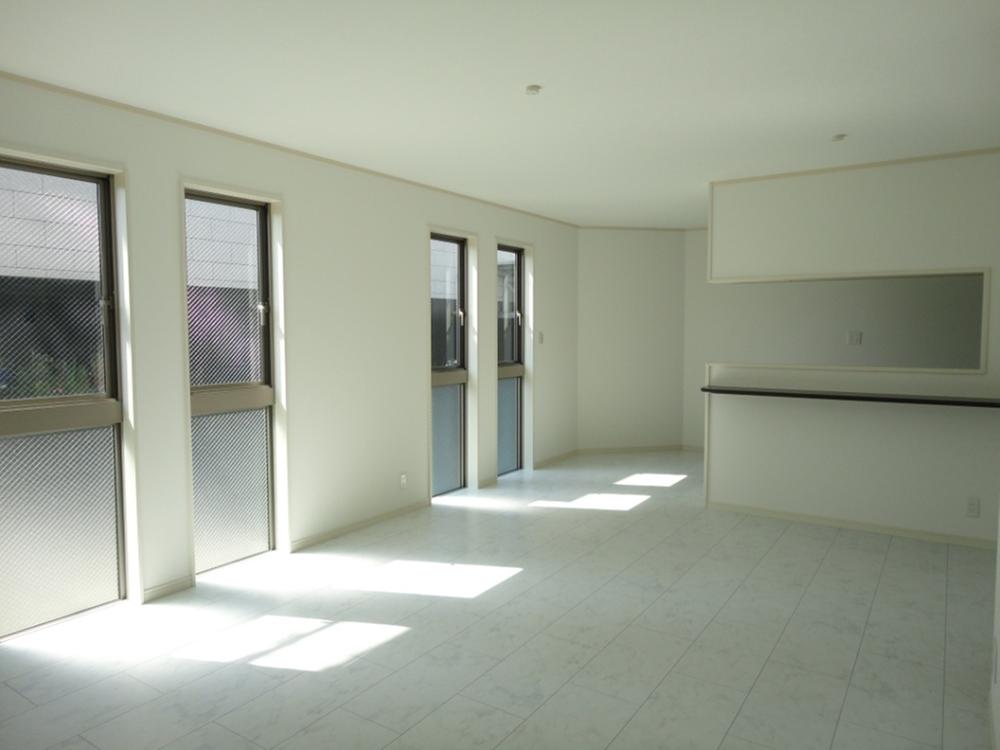 Living. Bright plug light, 20 Pledge of spacious living