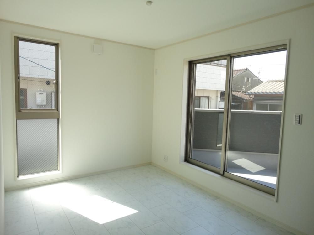 Non-living room. Since the corner lot of the room is also quite bright