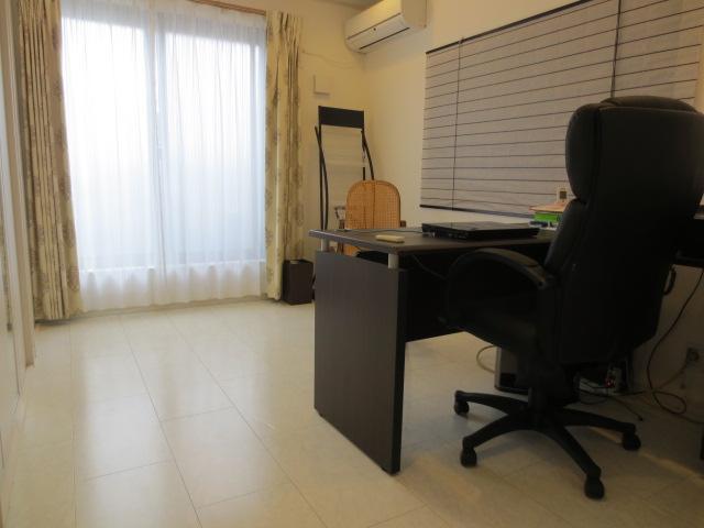 Non-living room. The third floor west Western-style