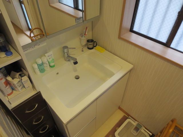 Wash basin, toilet. Local (11 May 2013) Shooting