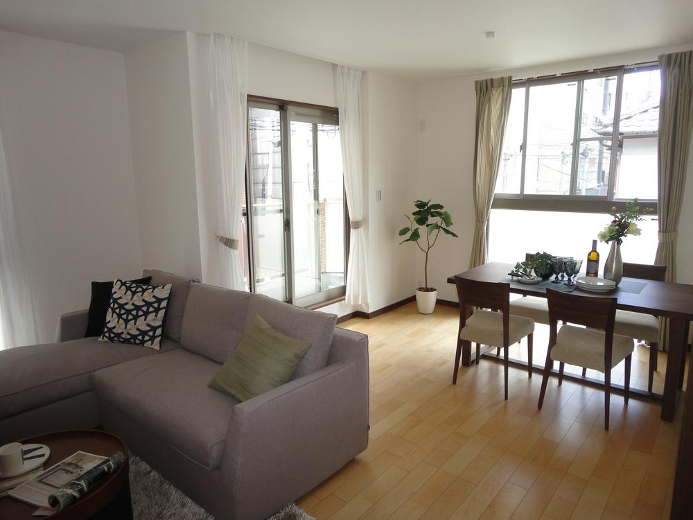 Living. Even many windows bright LDK is the family of the recreation office.