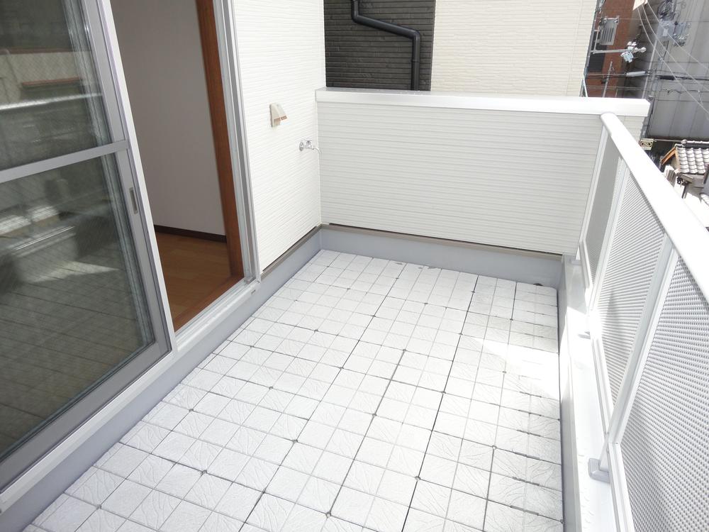 Balcony. please look! The spacious balcony