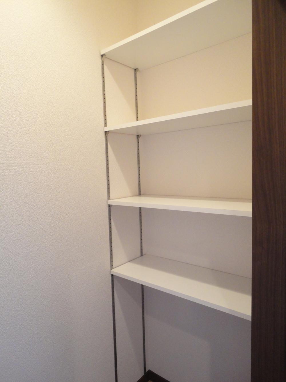 Receipt. A high degree of freedom housed comes with a movable shelf