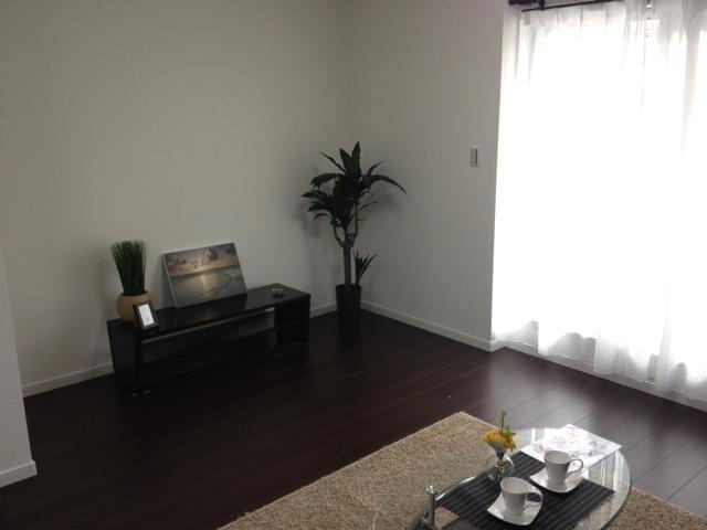 Same specifications photos (living). Insert the light and wind, It is a comfortable space that will want to stay much full of sense of openness.