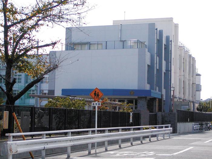 Primary school. Tamade elementary school A 4-minute walk