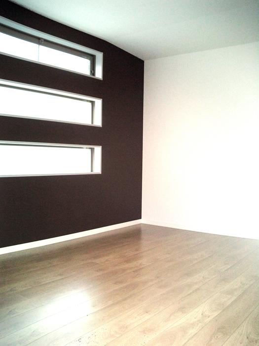 Non-living room. All the room in pairs glass (double glazing) Also it helps to prevent there is a thermal insulation effect condensation C No. land model House adopts further the Low-E glass pair of top