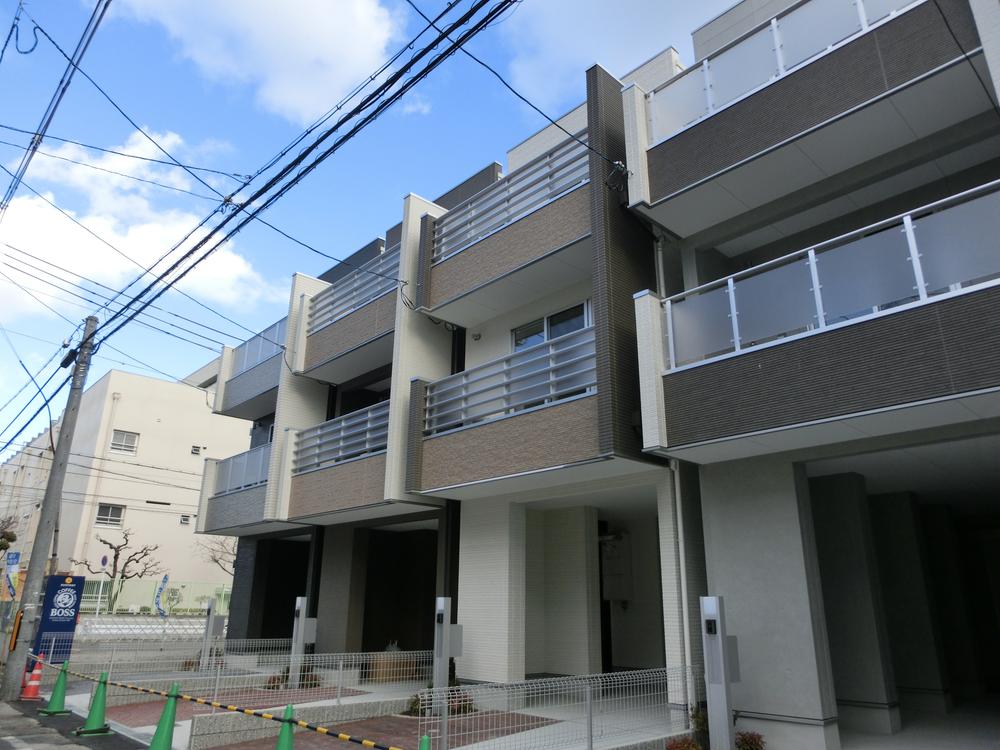 Local appearance photo. Two available parking is on the appearance of the simple modern