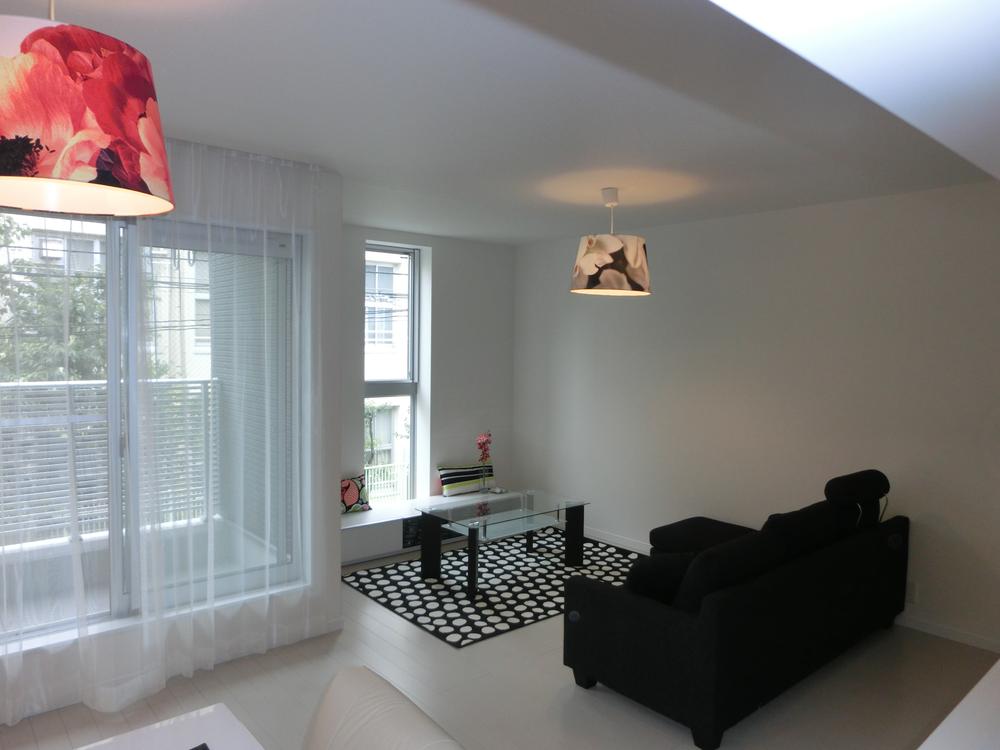 Living. Easy floor plan and the proper use of the living and dining