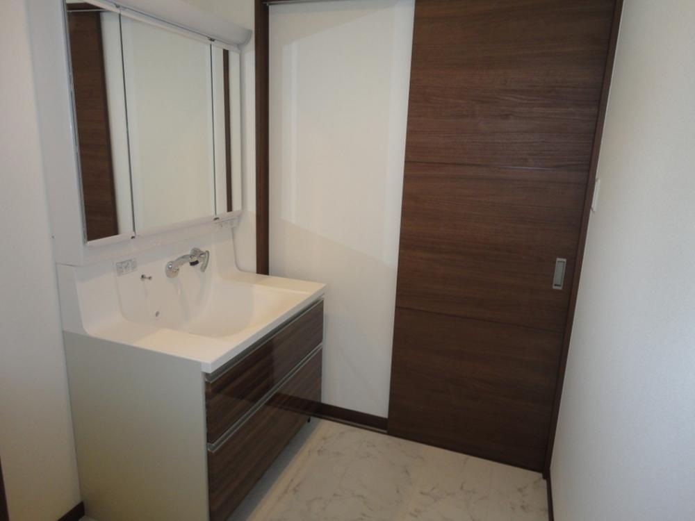 Wash basin, toilet. Spacious washroom! Washbasin with shower!