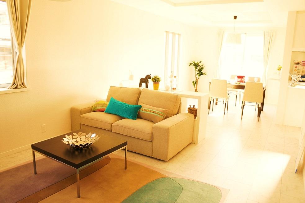 Living. Warm living room with a light. Since the space of the family of the rest offer a large space! Existing model house living