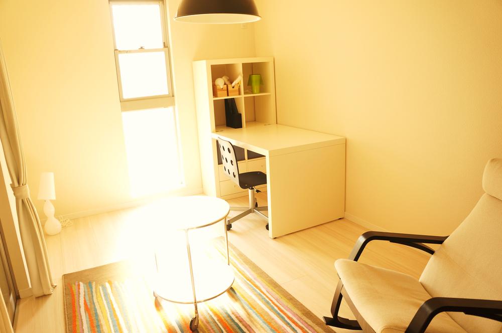 Non-living room. Also in the bedroom, It is a wonderful space that is also a hobby room.