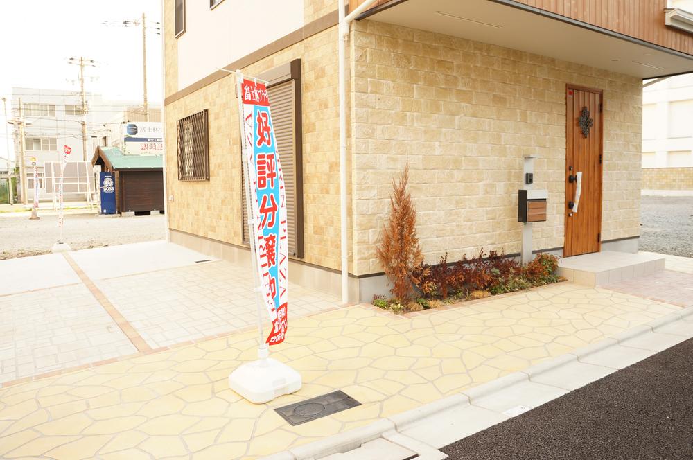 Model house photo. Spread space also as a parking lot. Is a big success as well as gardening.