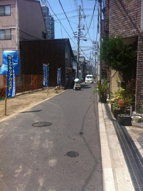 Local photos, including front road. Frontal road