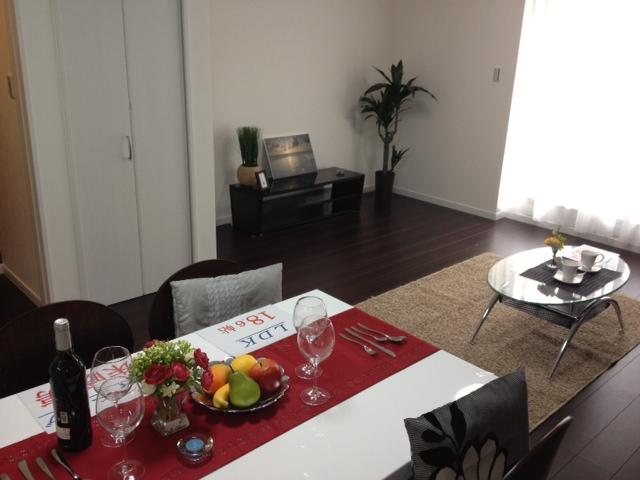 Same specifications photos (living). Insert the light and wind, It is a comfortable space that will want to stay much full of sense of openness.