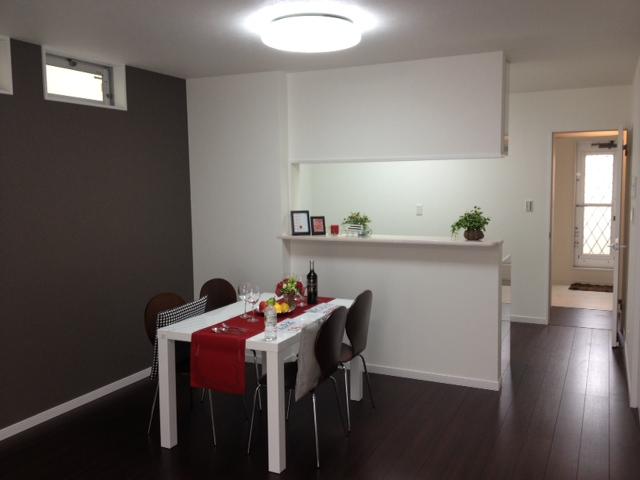 Same specifications photo (kitchen). It has the advantage of cooking while conversation with everyone in the family can be, It is rapidly gaining popularity.