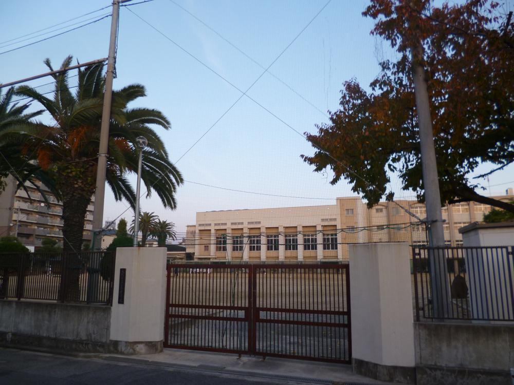 Junior high school. 290m to Osaka Municipal Tamade junior high school