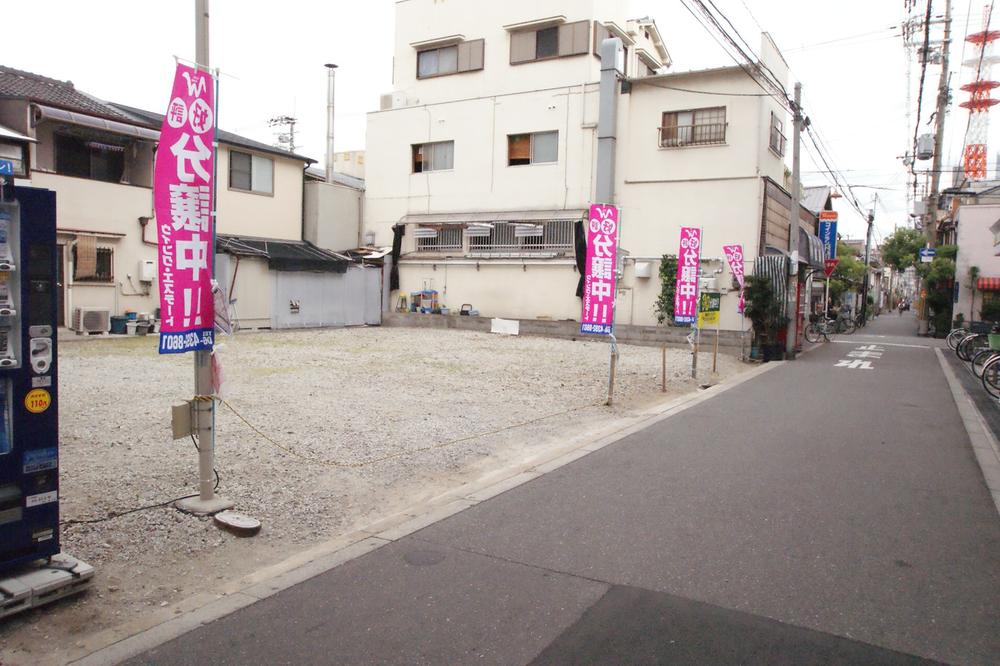 Local photos, including front road. Facing the south road, Space to shine in the bright light. Convenient parking two possible also to every day of your laundry a breeze comfortable second car in the south balcony!