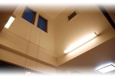 Other introspection. Providing the atrium on the south side, Into the house, For us to brighten the whole. Also, Connect the rooms and living room of the second floor of the child, You momentum also conversation of your family.