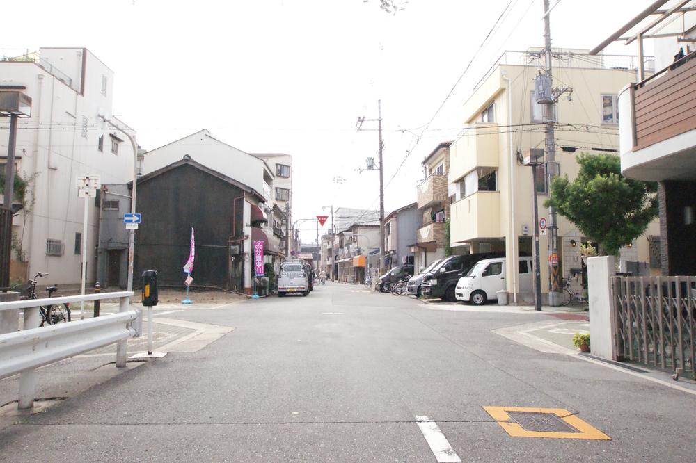 Local photos, including front road. Front road is also sidewalk, Safe for small children