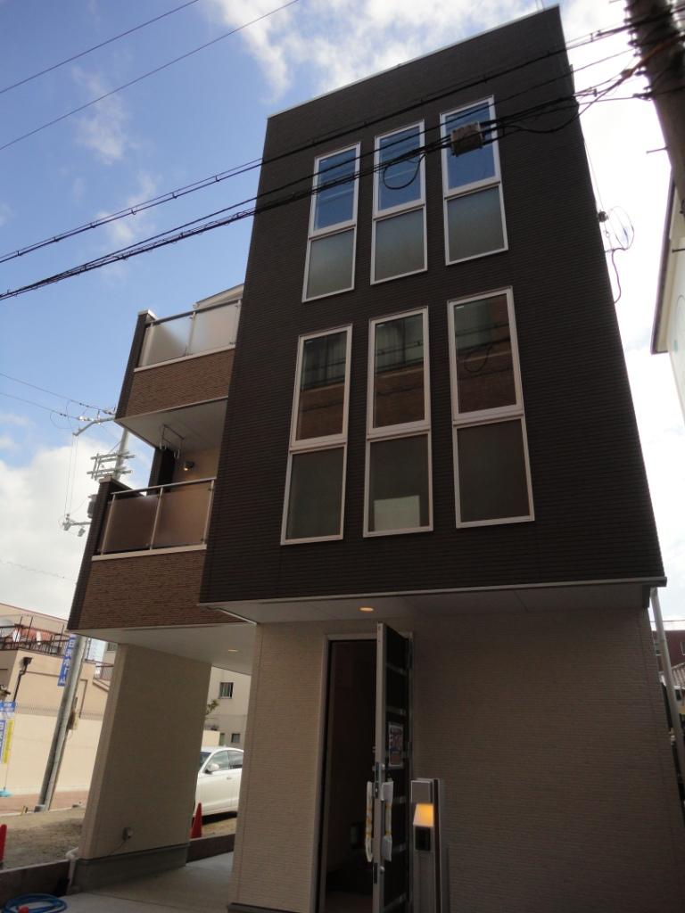 Same specifications photos (appearance). There's is characterized by building lots of large windows.