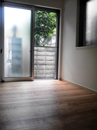 Non-living room. Very bright Western-style