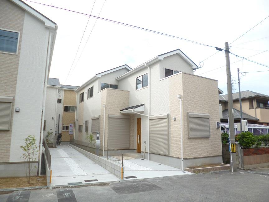 Local appearance photo. All three compartment