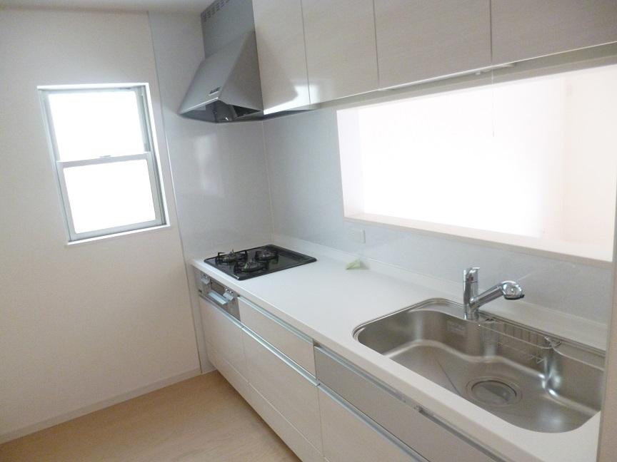 Kitchen. There is no partition in the kitchen and dining, You can enjoy a conversation with a family in the very sense of openness.