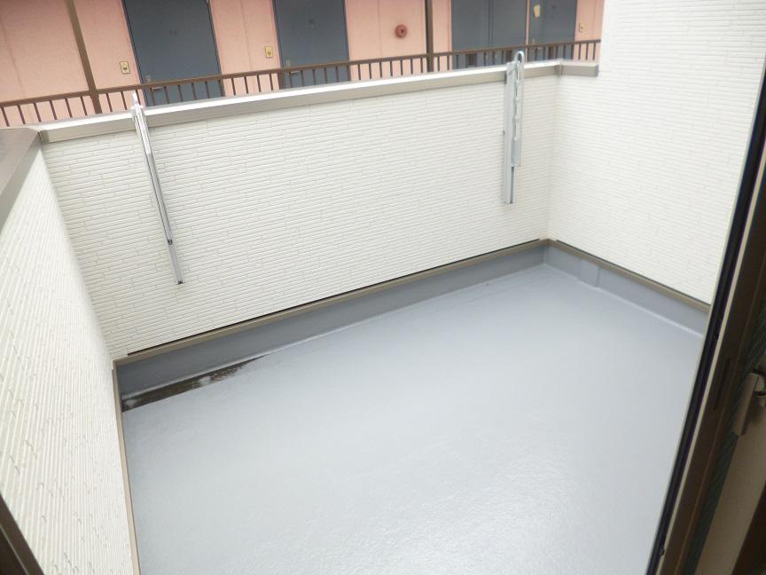 Balcony. Effortlessly wash at wide balcony!