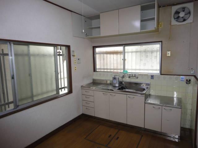 Kitchen. With under-floor storage