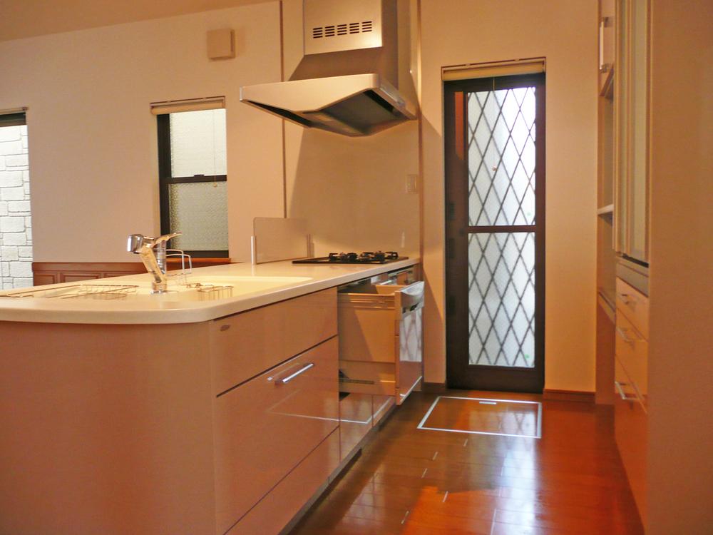 Kitchen. Dish washing dryer, Water filter, Concrete with storage shelf, Underfloor Storage, Back door