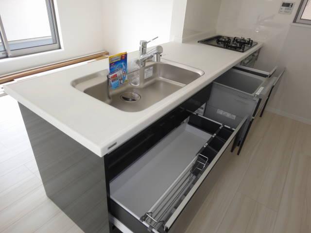 Kitchen. Since it is a face-to-face kitchen, It will be able to dishes while looking at the face of the family.