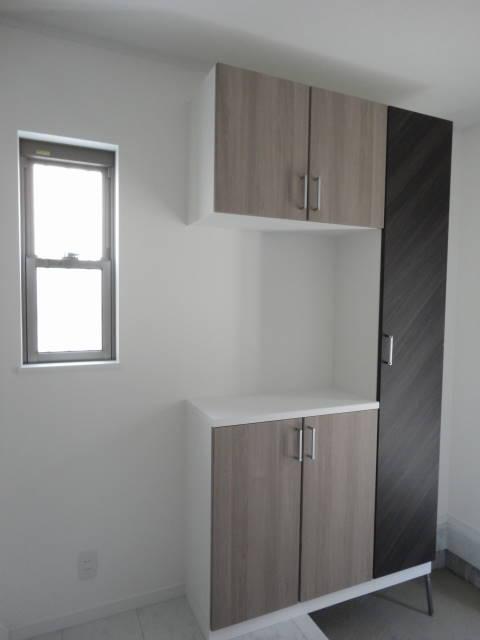 Entrance. Because the front door storage is plenty, It becomes happy making to people of large family.