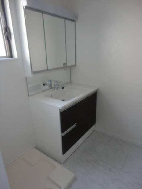 Wash basin, toilet. Independent wash basin. Since the wide basin sink, Ease of use is very good.