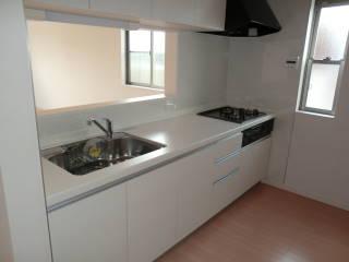Kitchen. Face-to-face kitchen that can dishes while watching the children play in the living room!