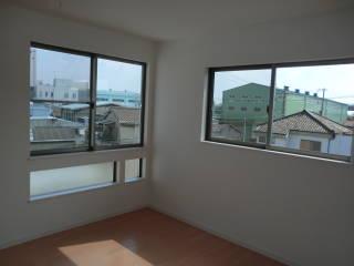 Non-living room. Western-style sticks to daylight